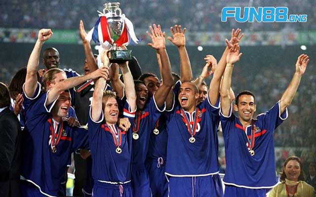 Đội tuyển Pháp ăn mừng sau khi giành chức vô địch Euro 2000 